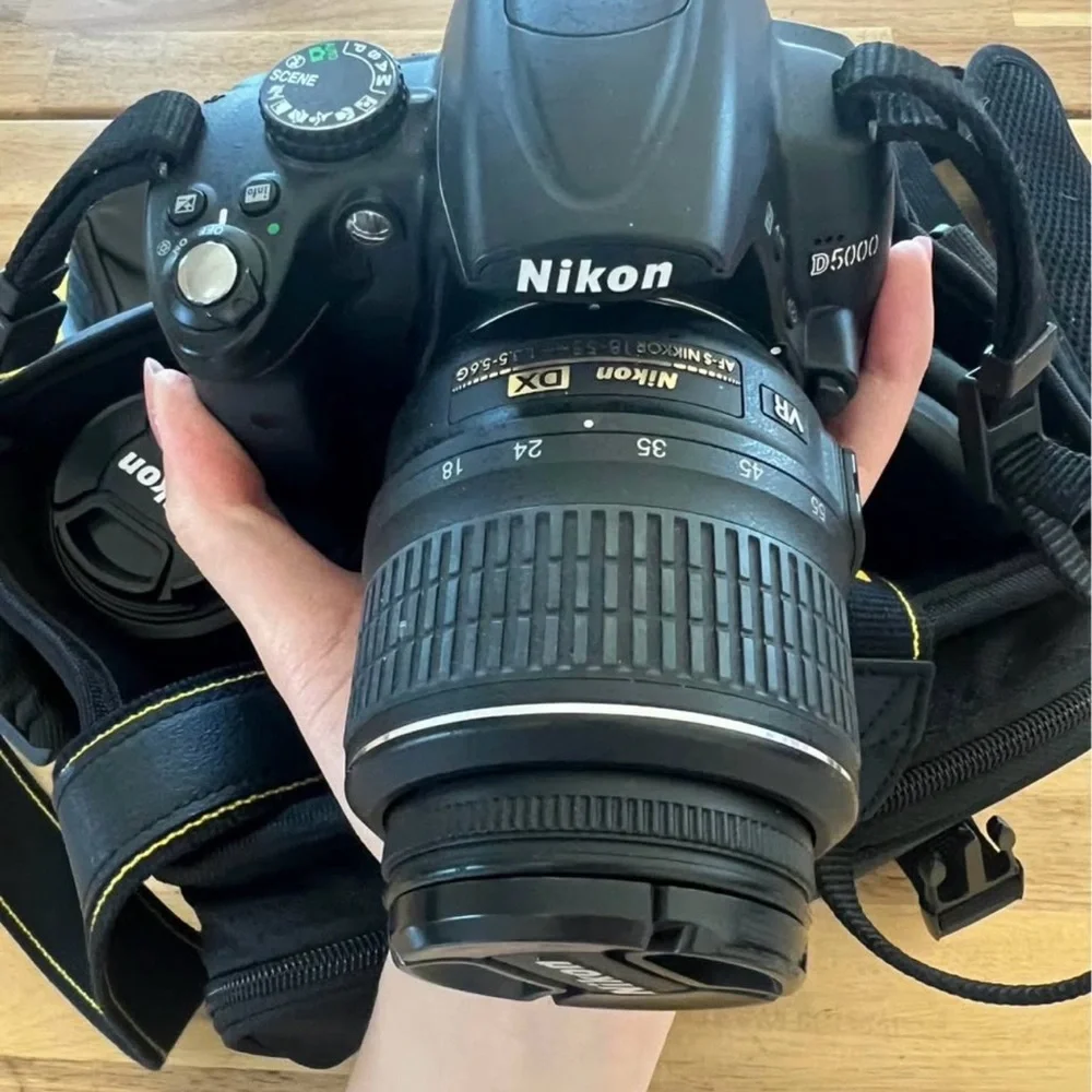 Nikon D5000 Black DSLR with Articulating Screen include bag and extra lens
